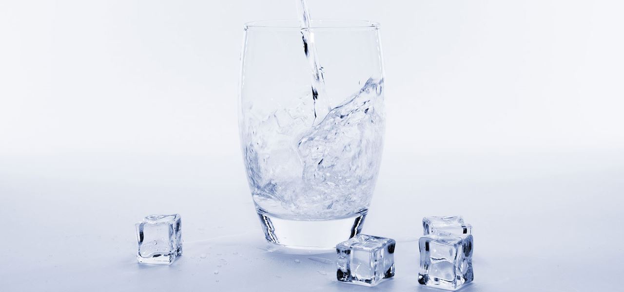 Ett glas kallt vatten med is