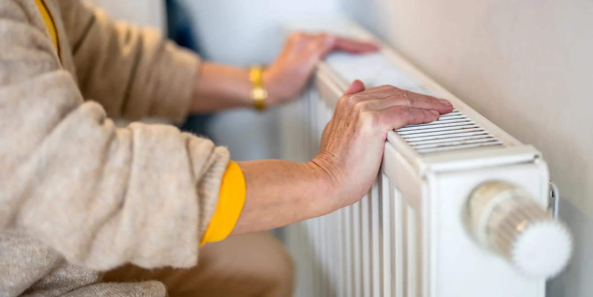 En kvinna håller en radiator i handen.