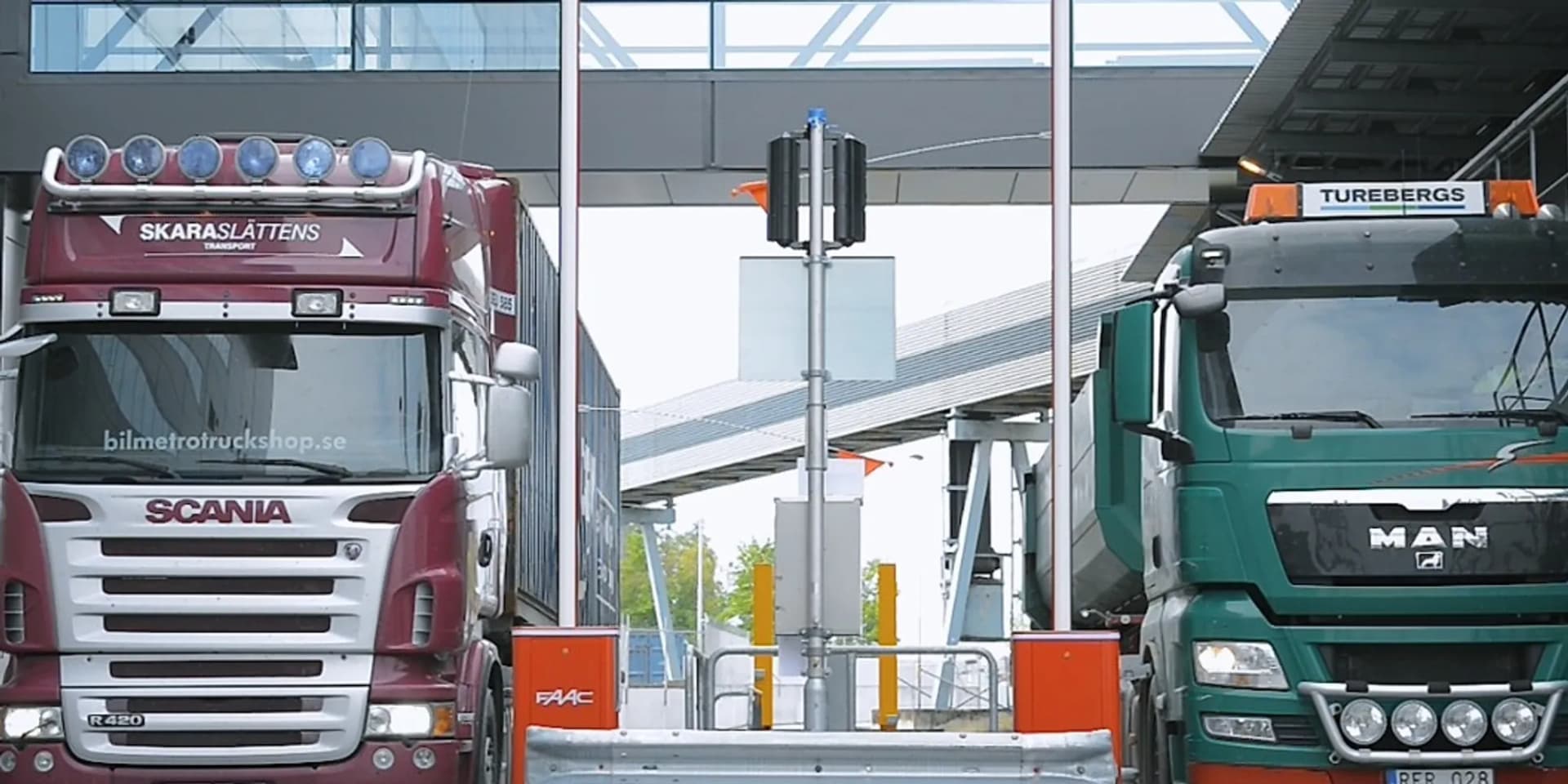 Två lastbilar parkerade bredvid varandra.