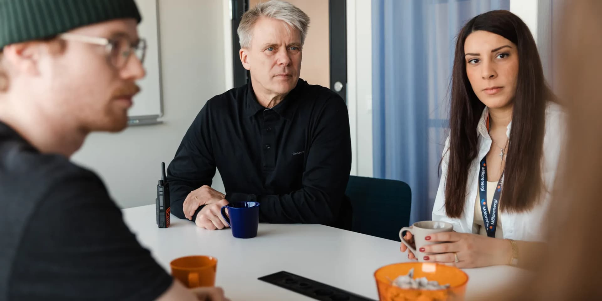 En grupp människor som sitter runt ett bord.