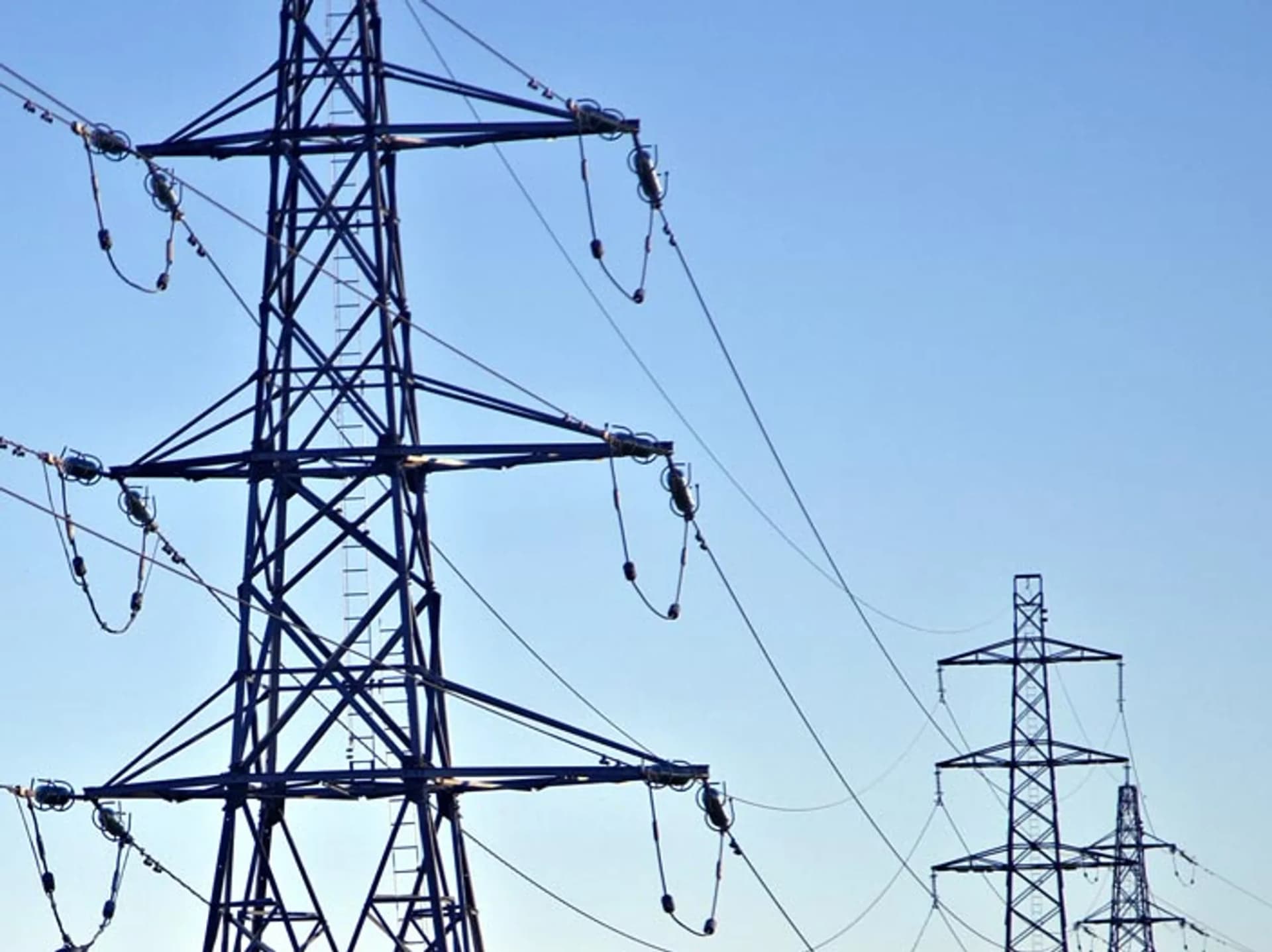 Ett elektriskt torn med kraftledningar ovanför.