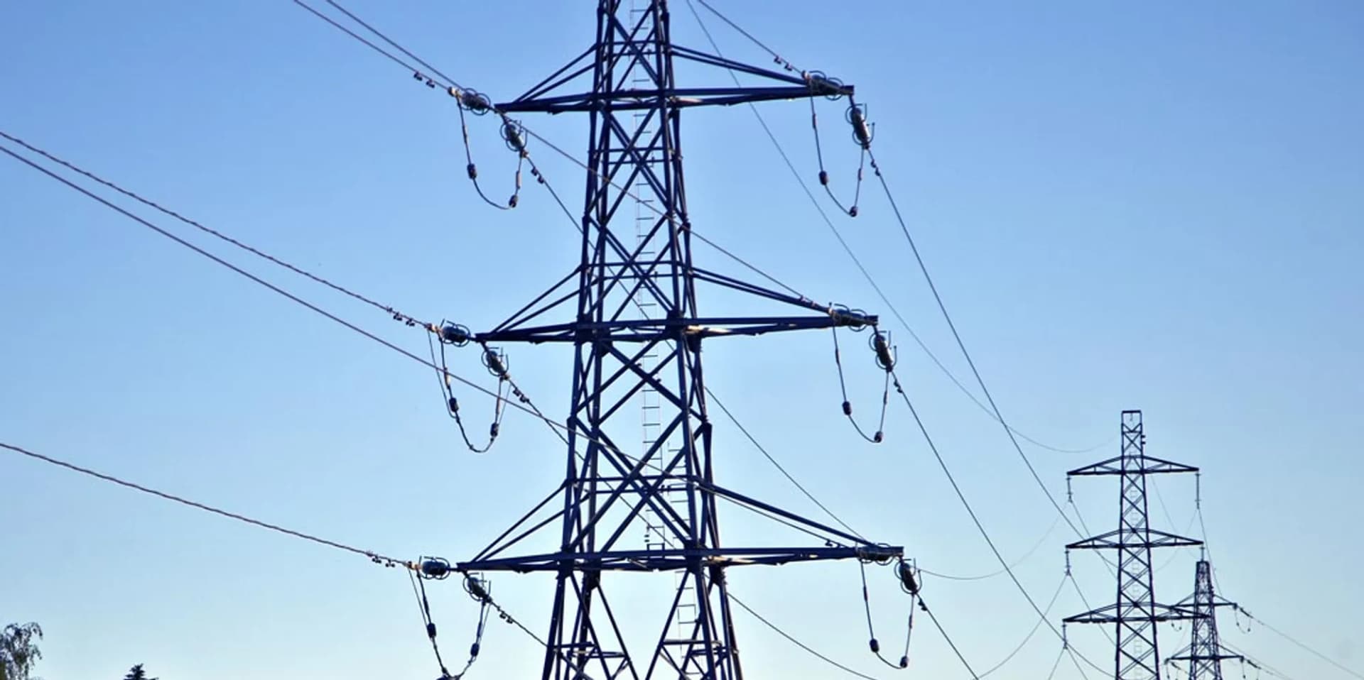 Ett elektriskt torn med kraftledningar ovanför.