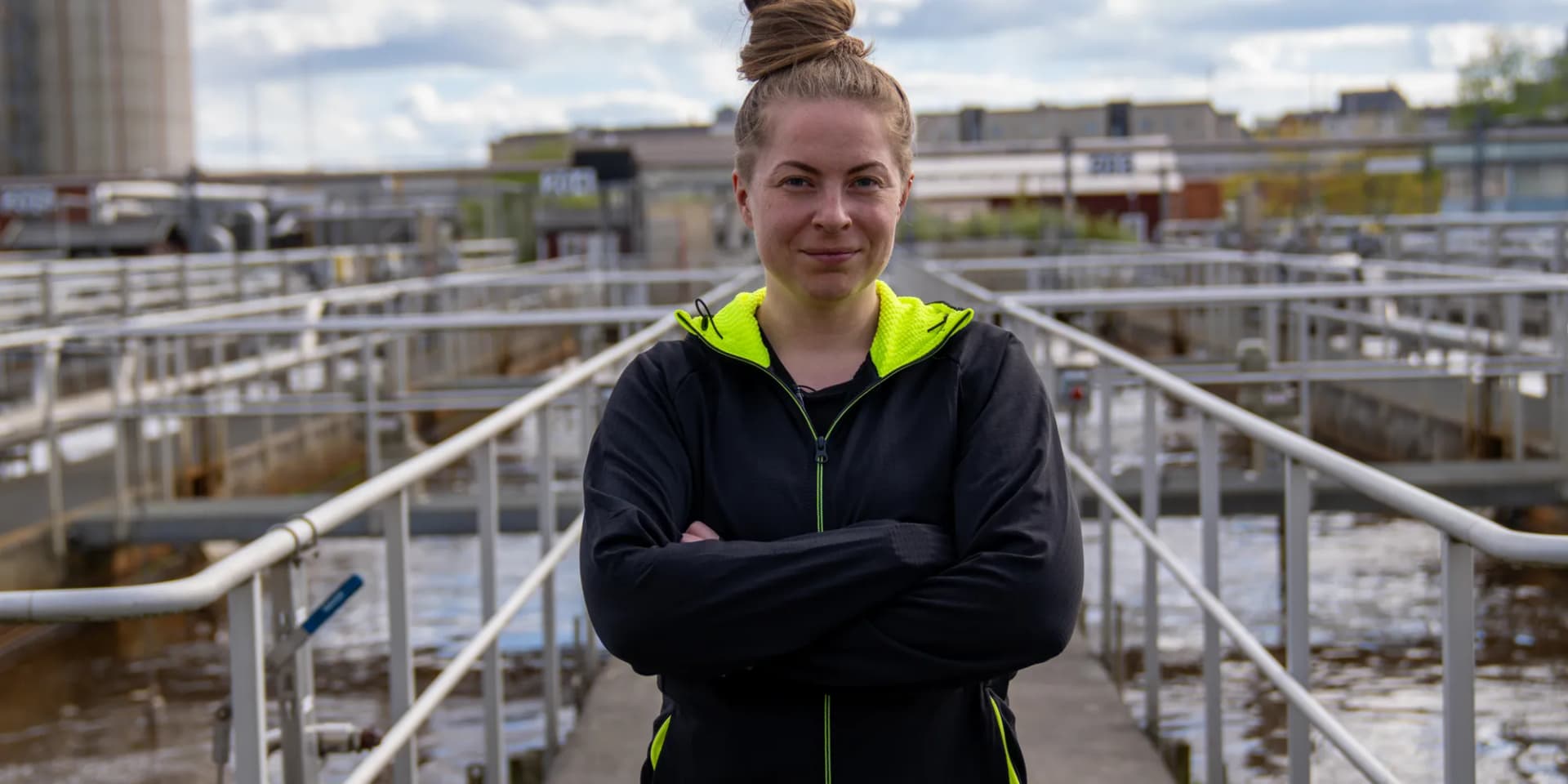 Frida som står framför ett metallräcke.