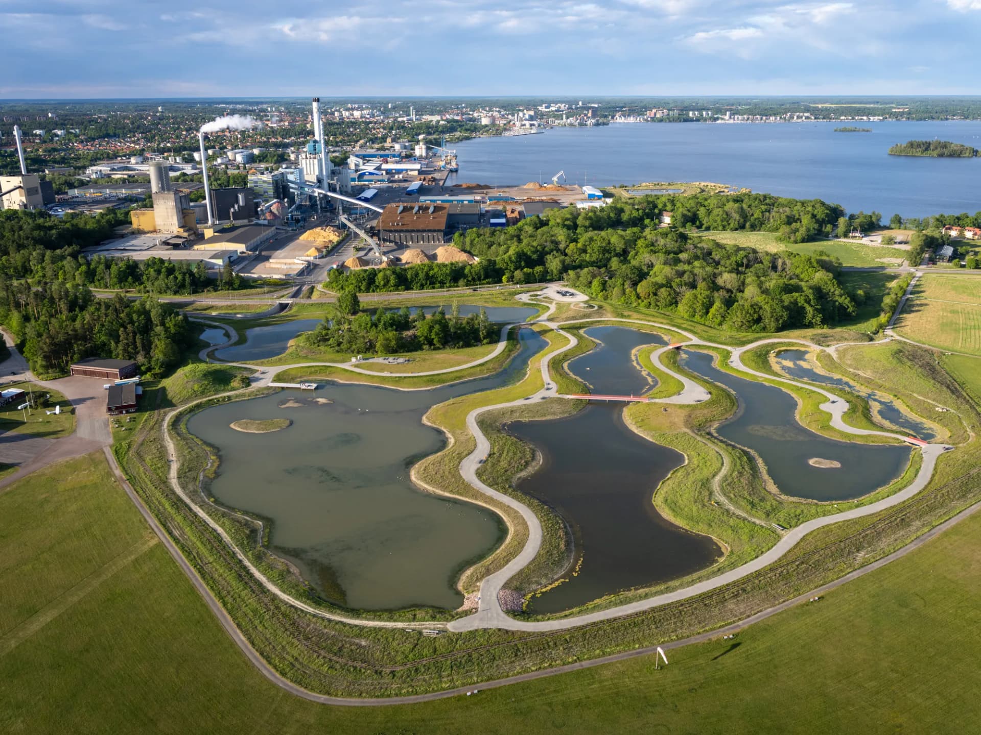 Våtmark med Kraftvärmeverket i bakgrunden.