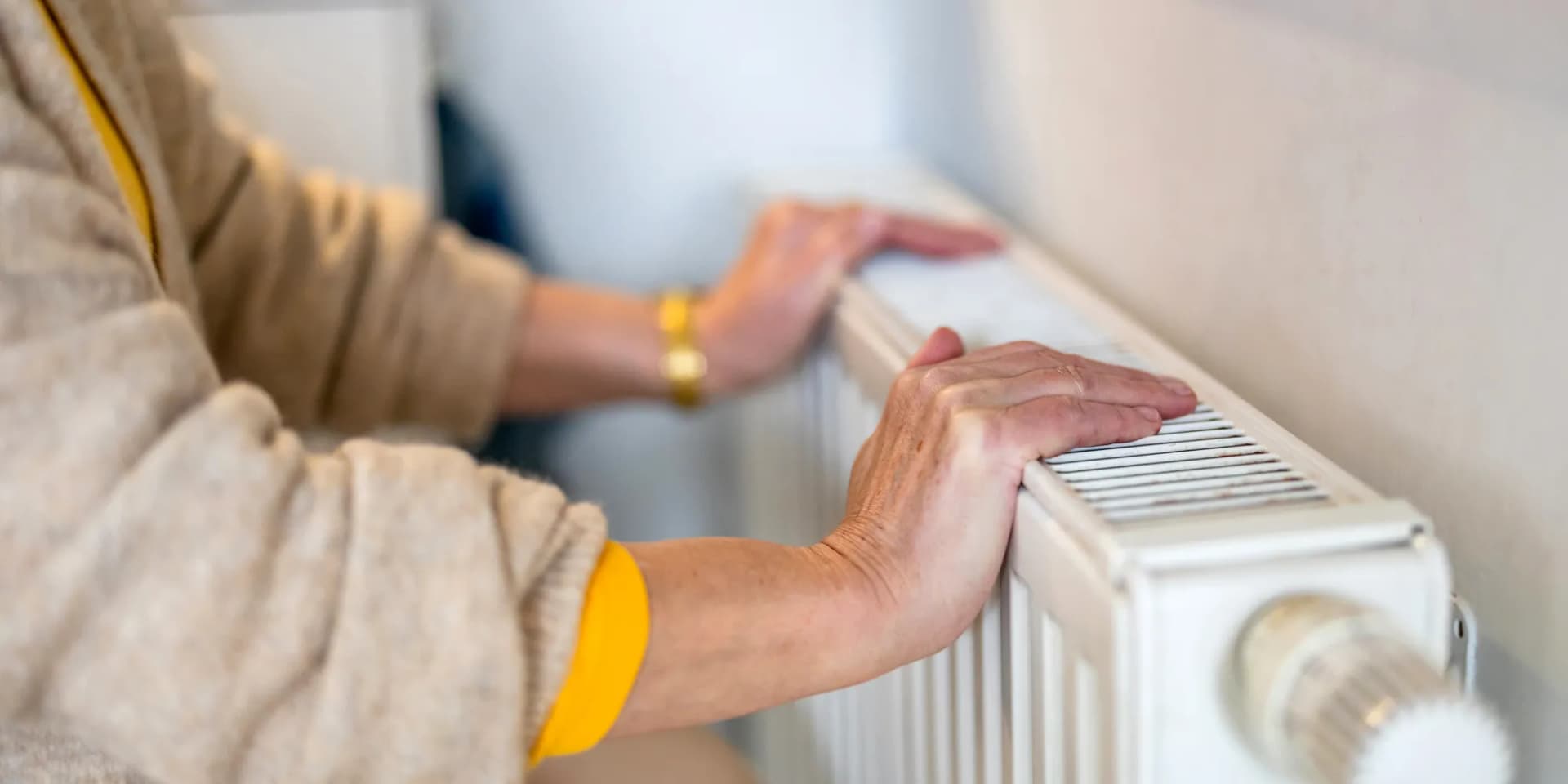 En kvinna håller en radiator i handen.