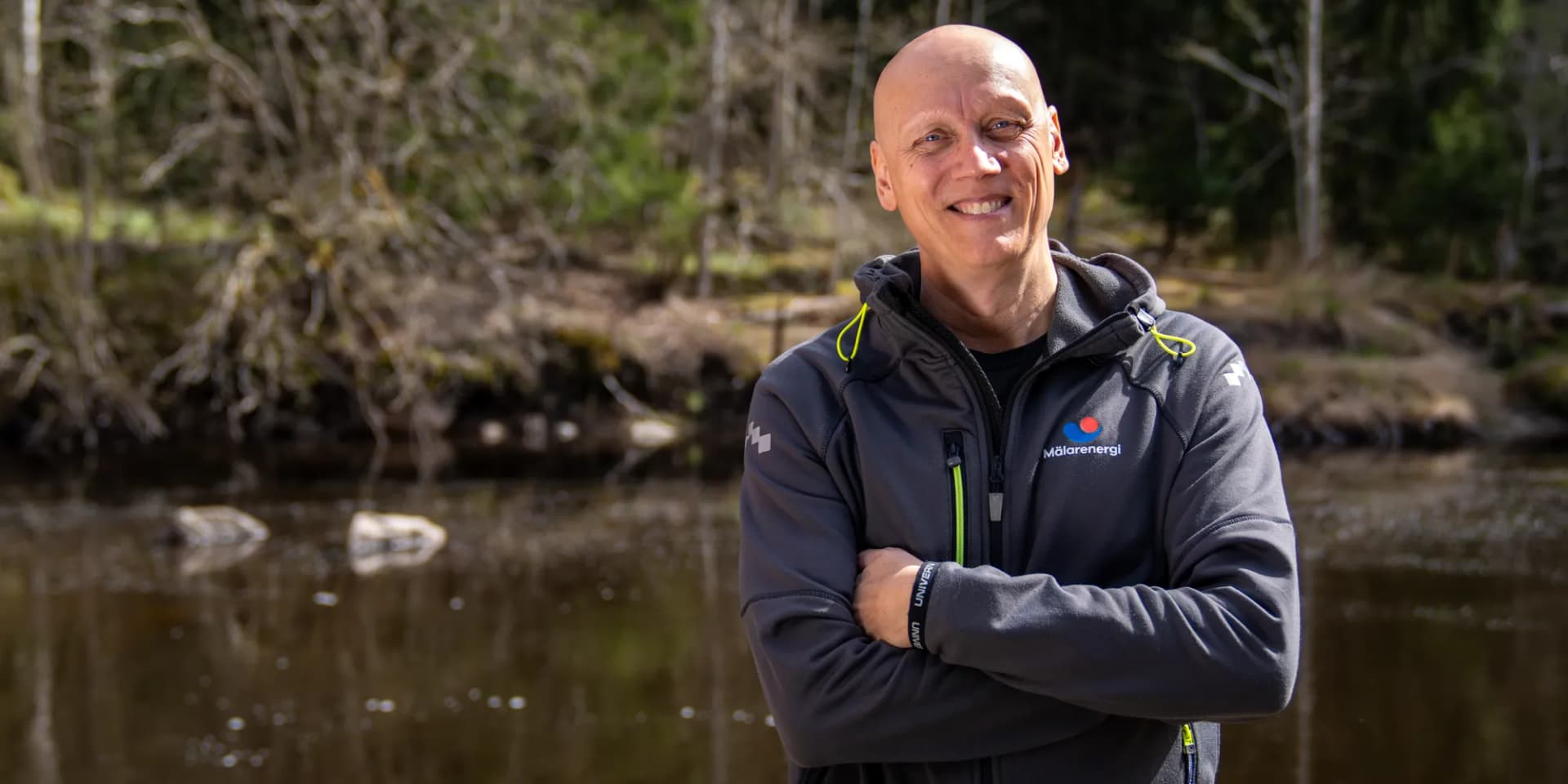 Fredrik står framför en vattenyta.