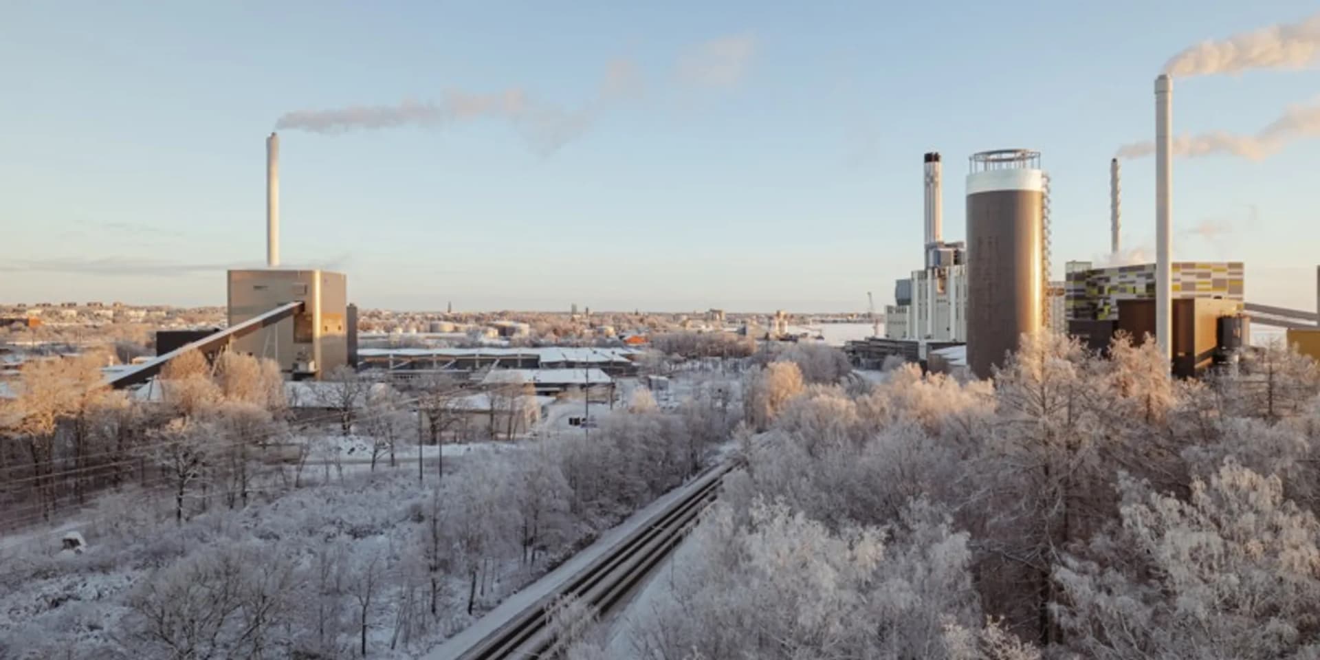 En utsikt över en stad med ett värmekraftverk.