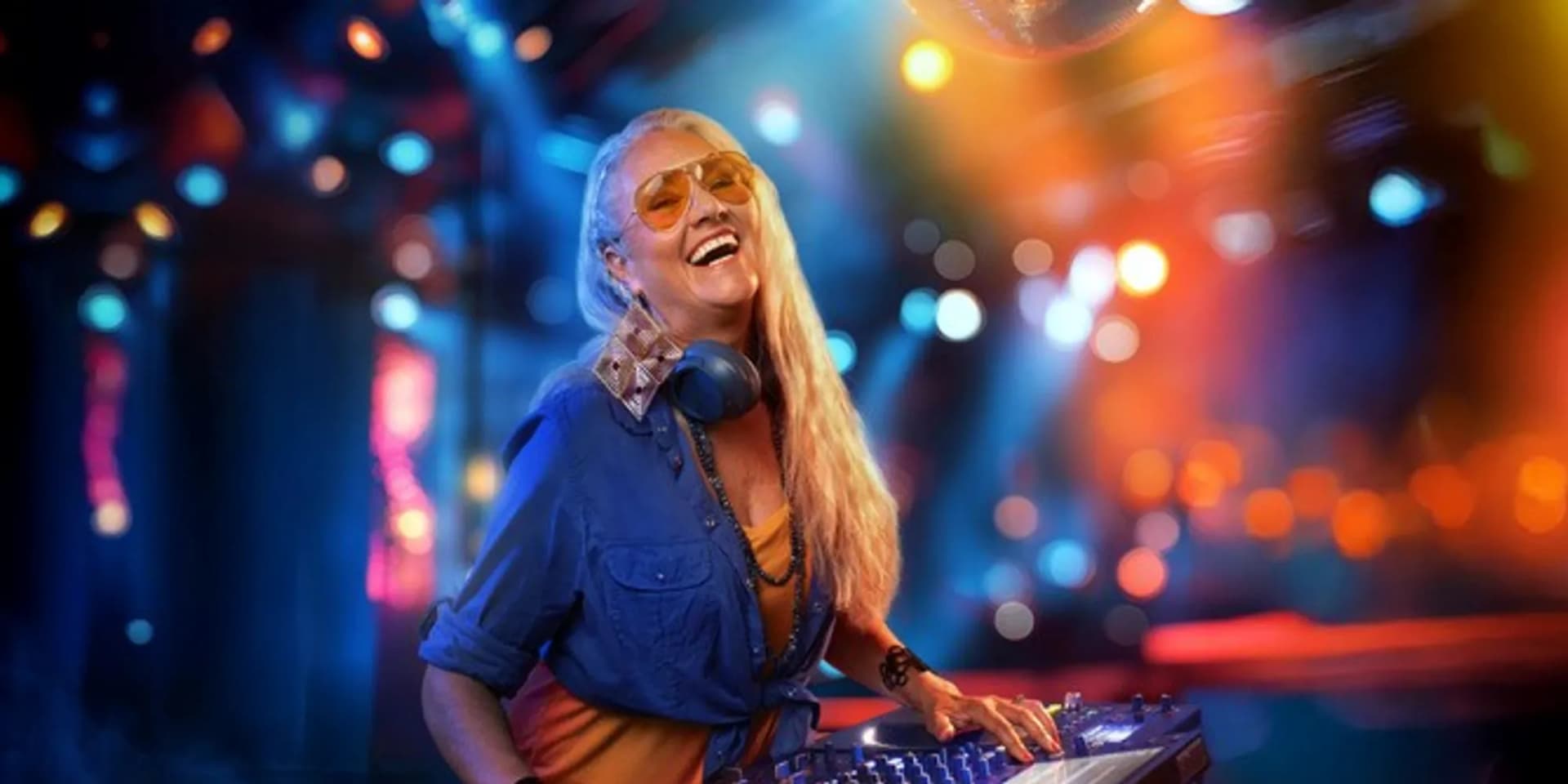 En kvinna som är dj.