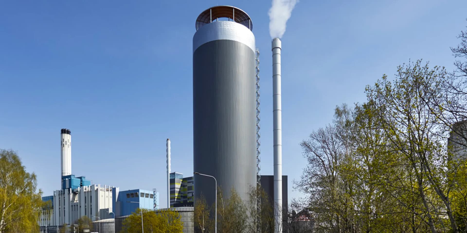 Värmekraftverk med rök som kommer ut ur skorstenarna.