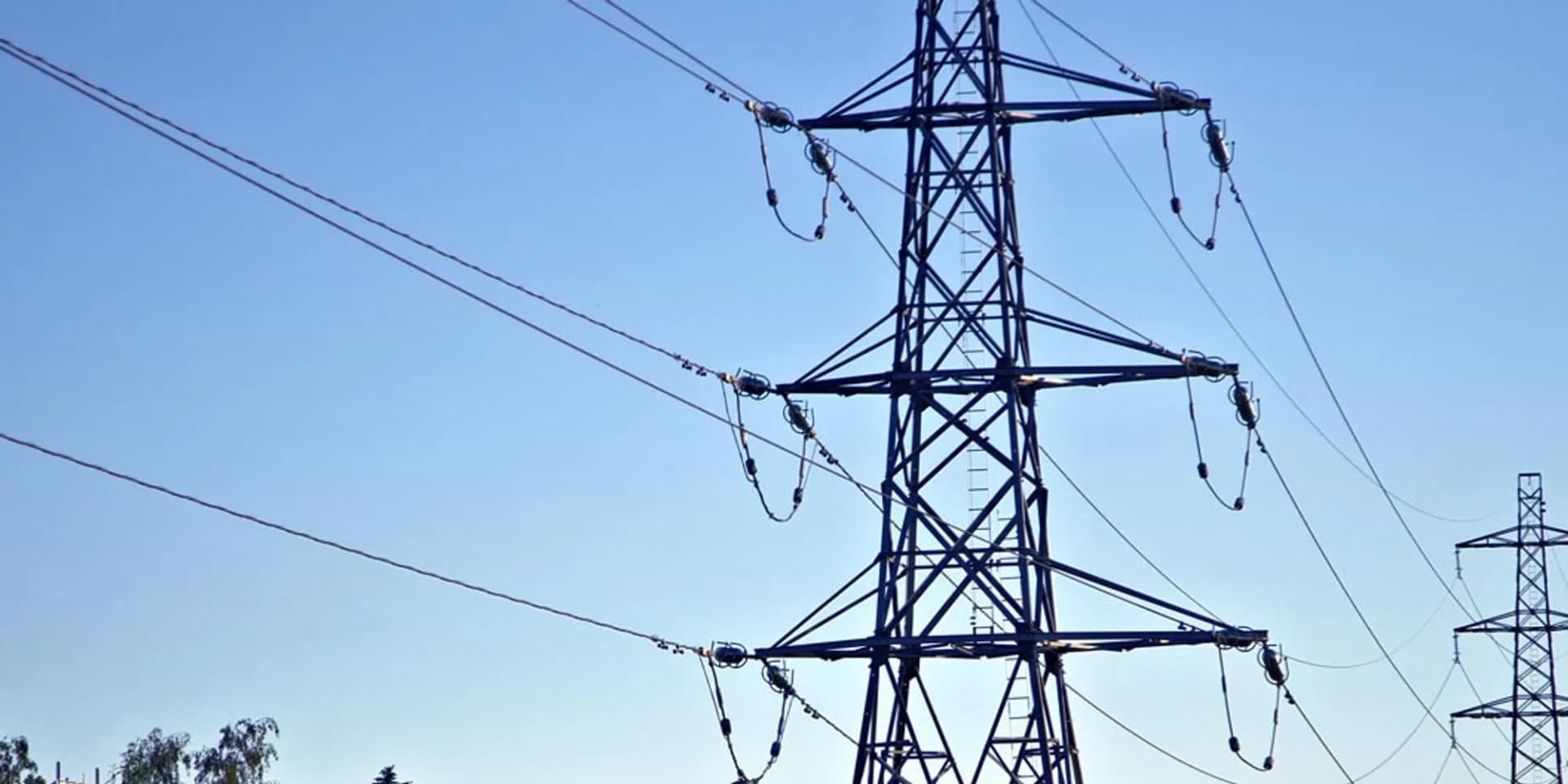 Ett elektriskt torn med kraftledningar ovanför.