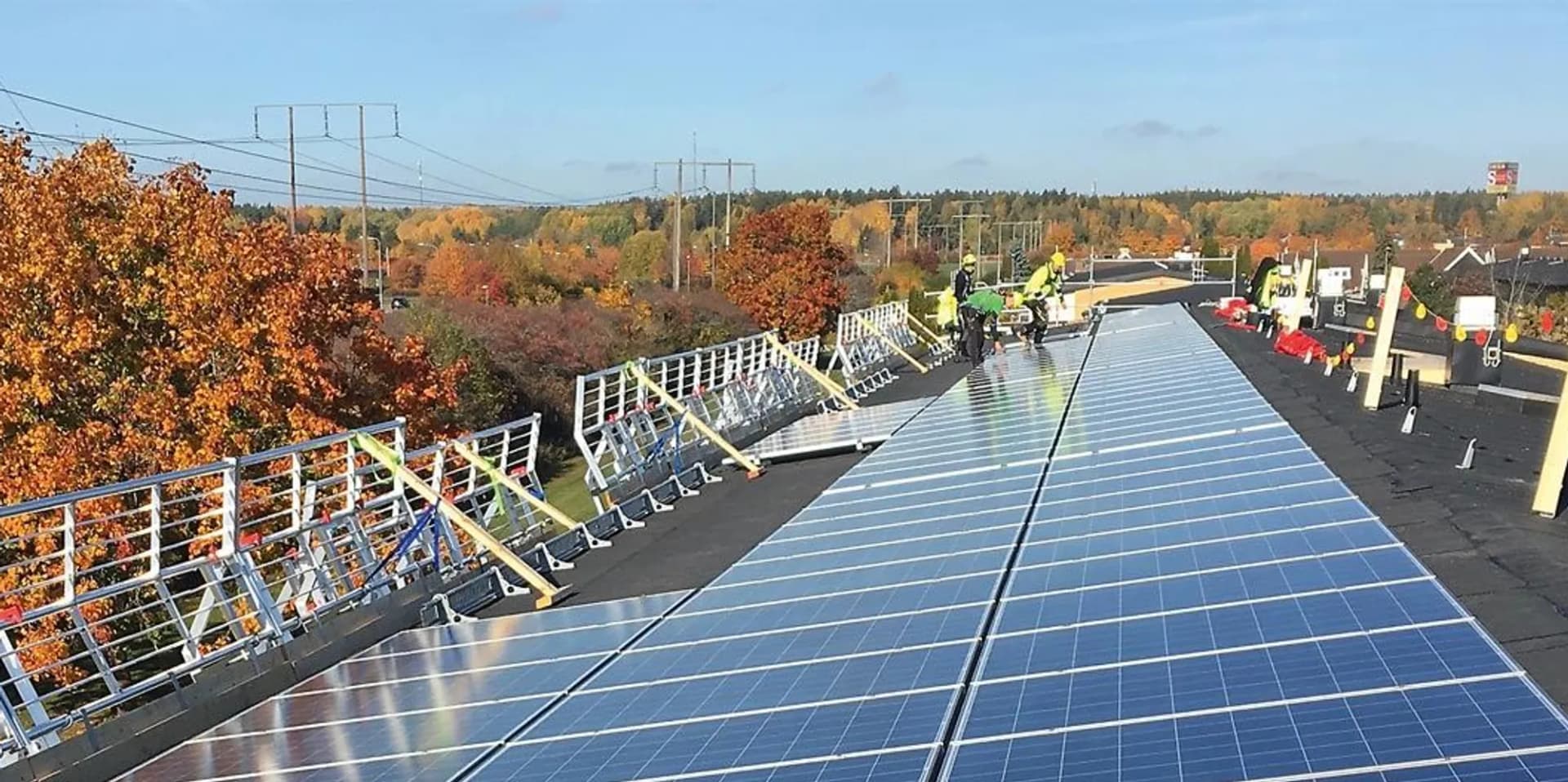 En solpanel på taket till en byggnad.