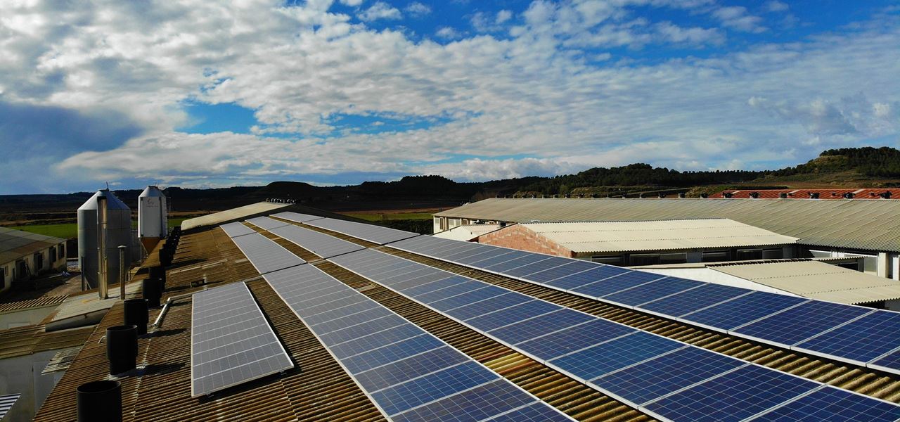 Ladugård med solceller på taket