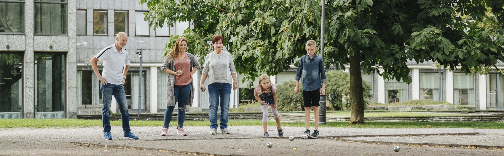 Familj som spelar boule Familj som spelar boule