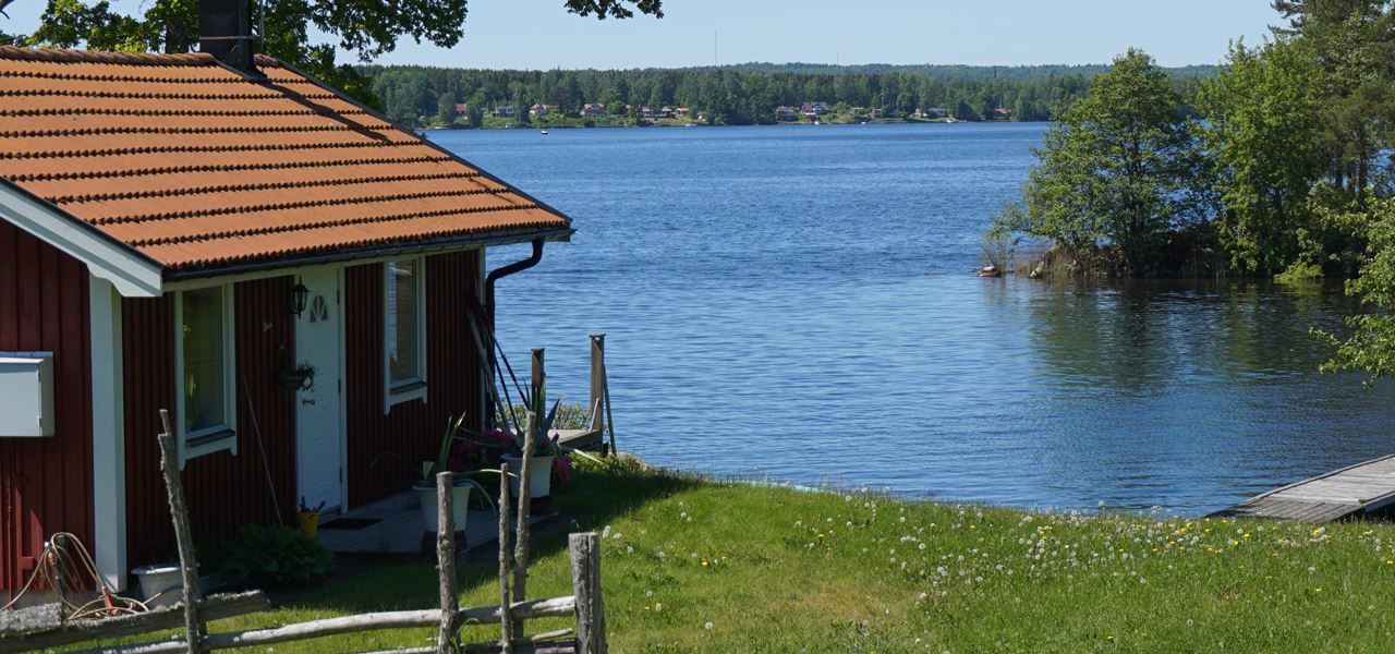 Rött hus på sommaren