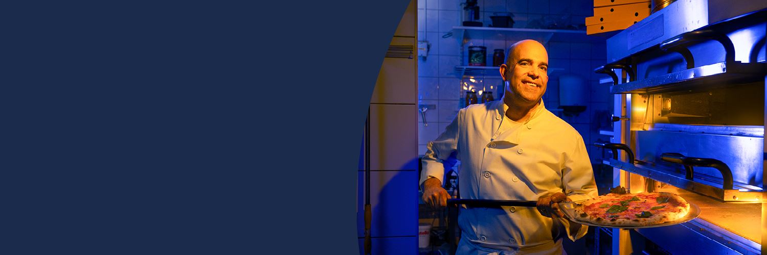 Pizzabagare gör pizza med schysst el.