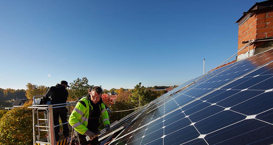 Ett tak med solceller Montering av solceller på villa