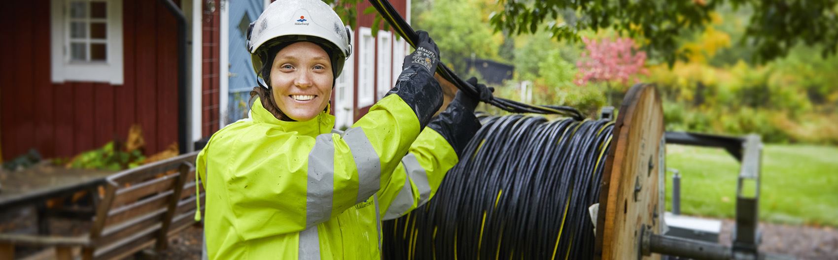Distributionselektriker med kabelrulle