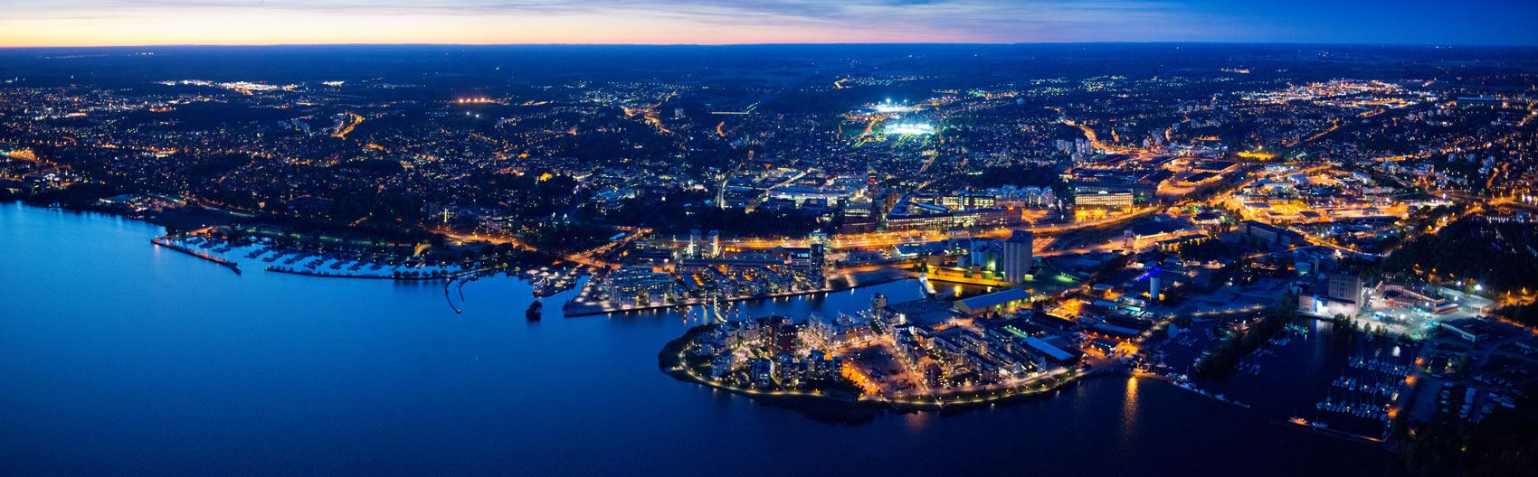 Nattvy över Västerås hamn