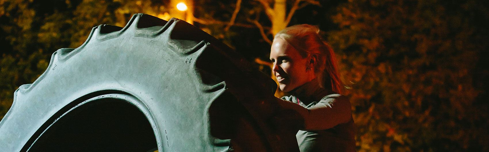 Tjej välter tracktordäck