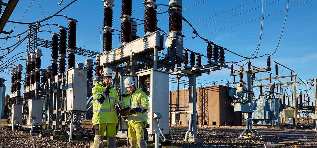 Elektriker från Mälarenergi Elnät framför en mottagningsstation