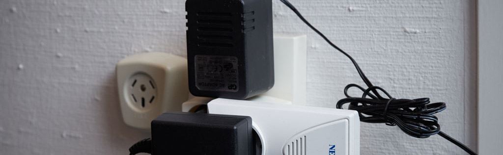 Kontakter i ett fullt uttag