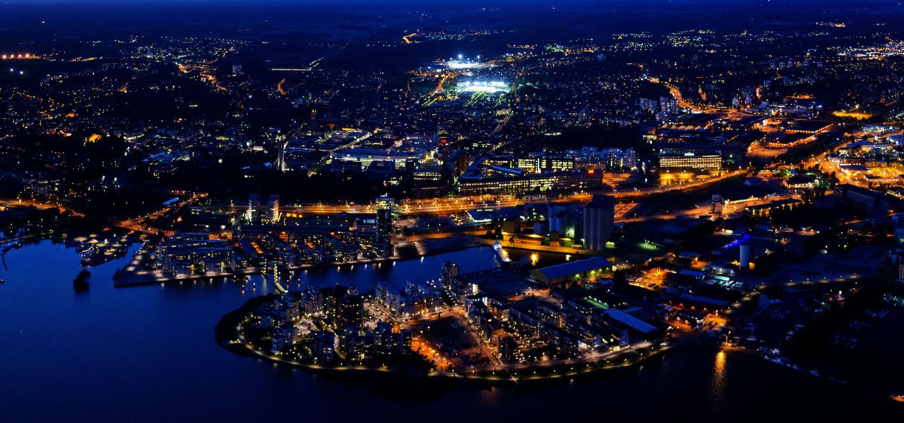 Nattvy över Västerås hamn