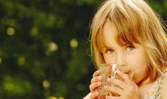 njutsaft Barn dricker saft