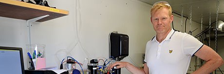 Jesper Olsson visar biogas forskning