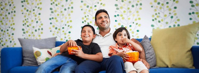 Familj som ser på tv med el från Mälarenergi