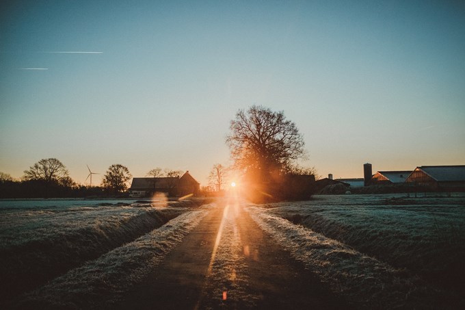 En frostig väg i solnedgången