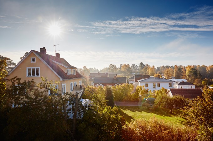 Solig dag med utsikt över hustak med solceller