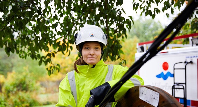 Kvinna i varselkläder och hjälm