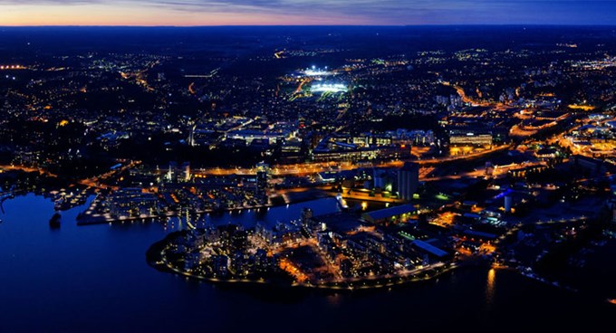 Natt vy över Västerås hamn