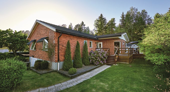 En villa i brunt tegel. 