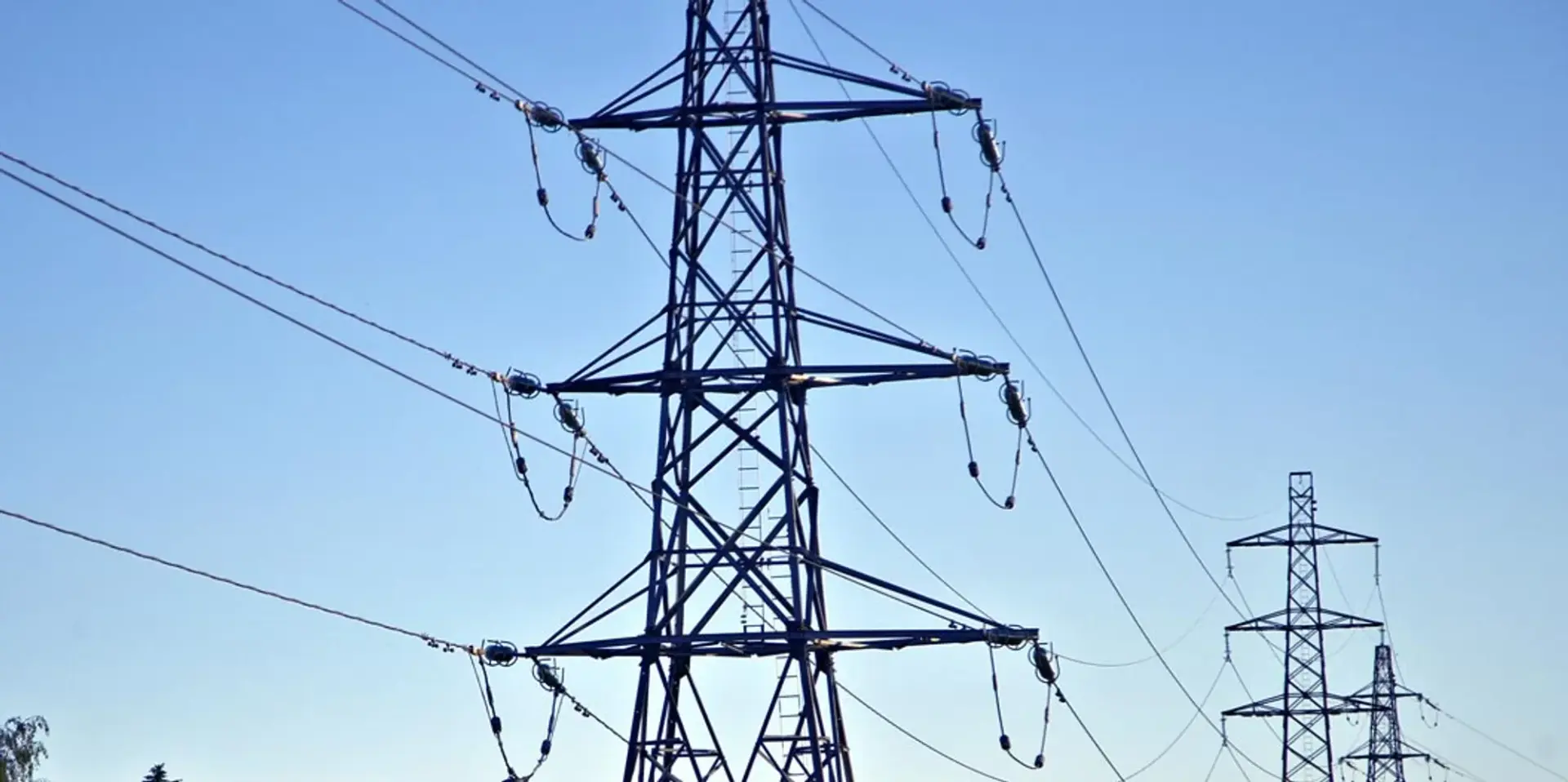 Ett elektriskt torn med kraftledningar ovanför.