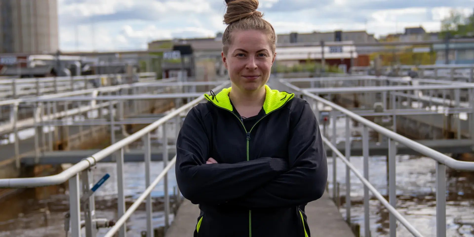Frida som står framför ett metallräcke.
