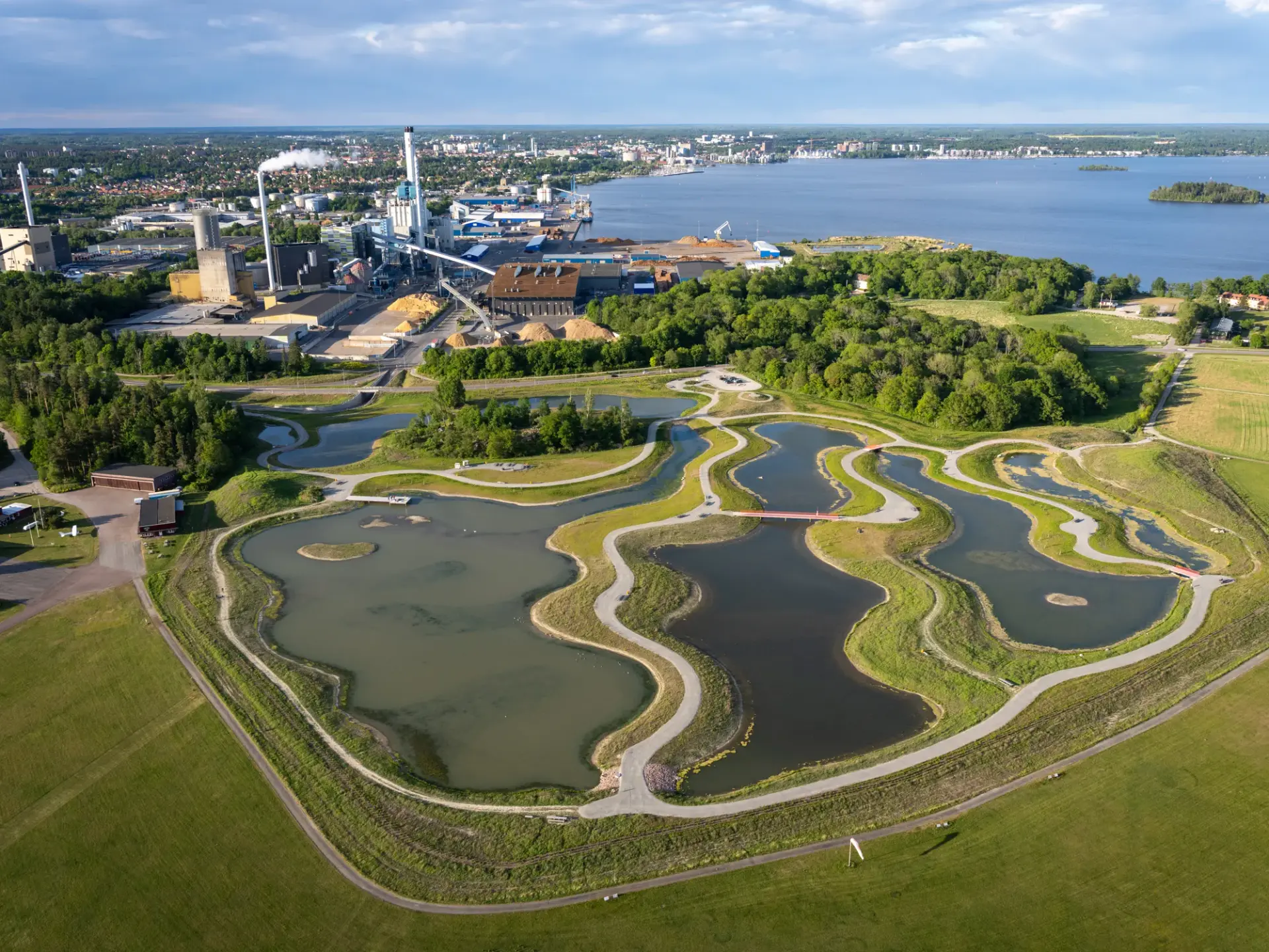 Våtmark med Kraftvärmeverket i bakgrunden.