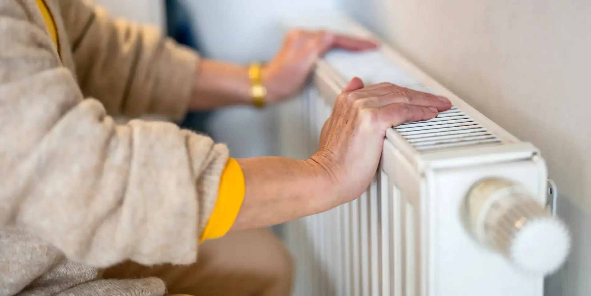 En kvinna håller en radiator i handen.