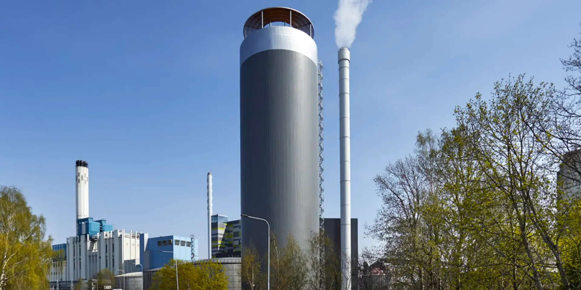 Värmekraftverk med rök som kommer ut ur skorstenarna.