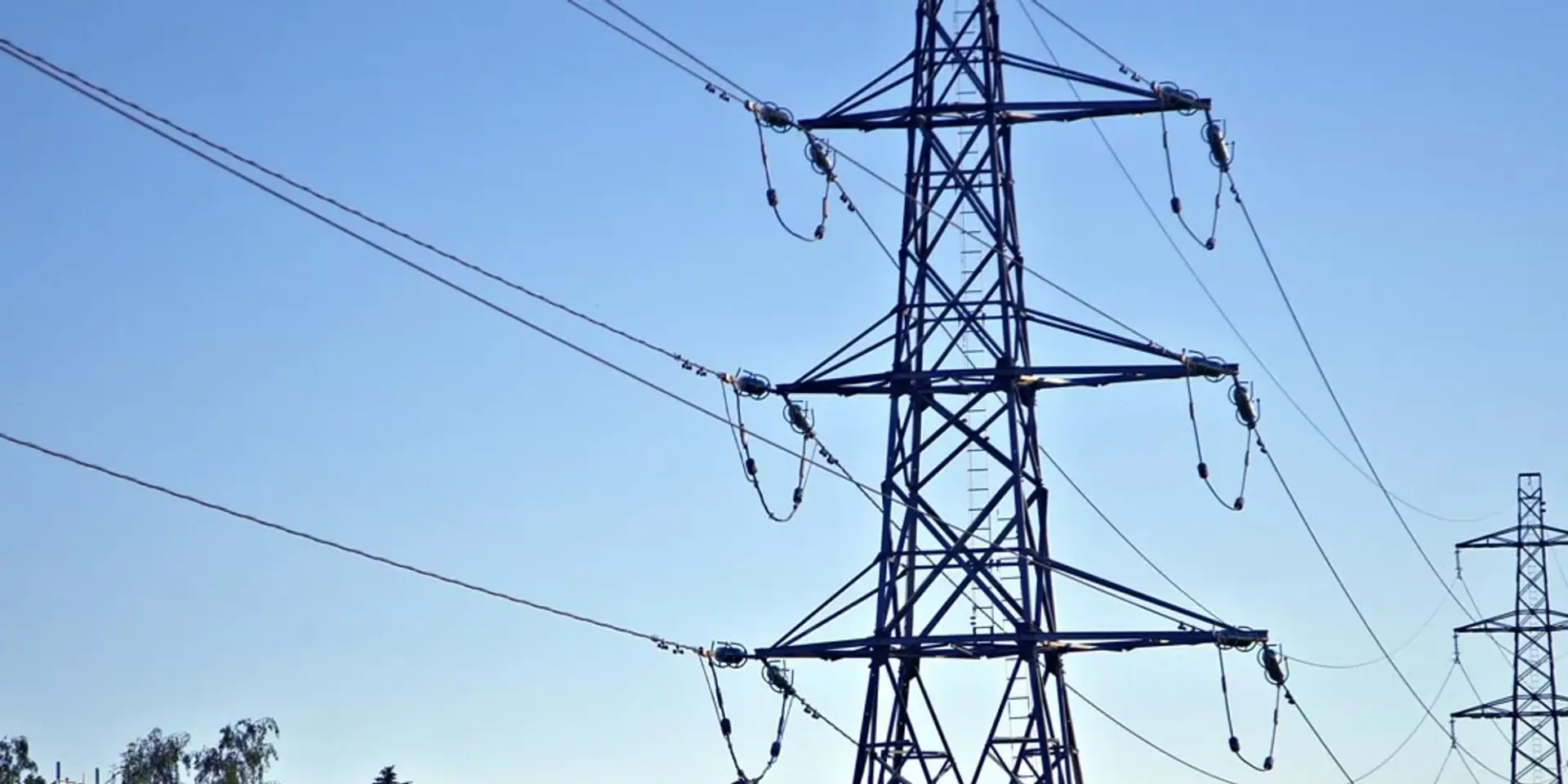 Ett elektriskt torn med kraftledningar ovanför.