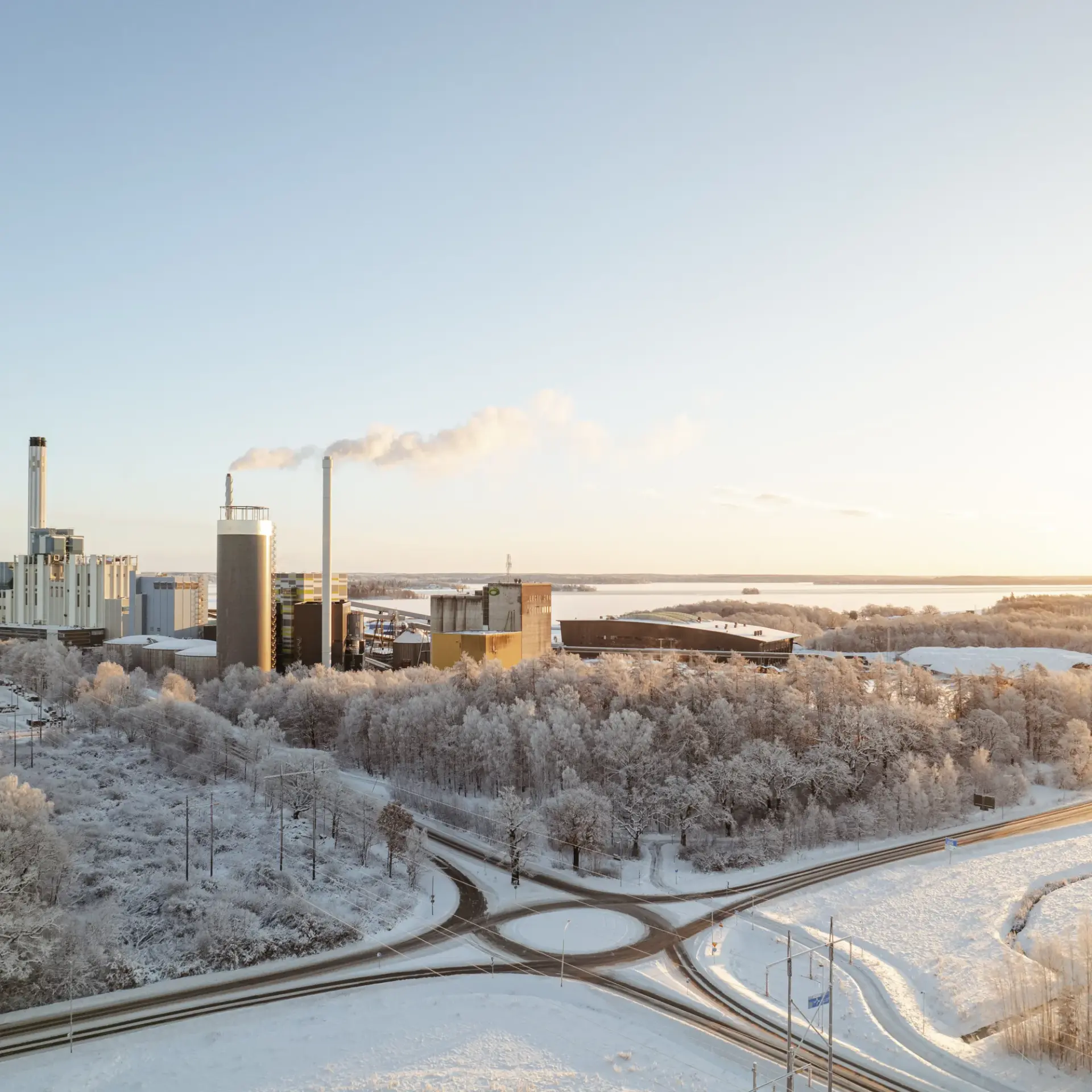 En flygbild över kraftvärmeverk på vintern.