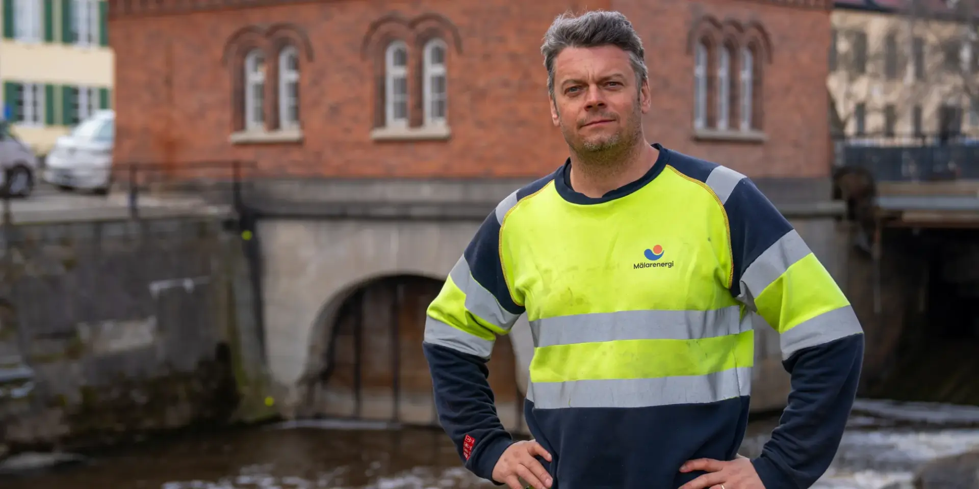 Tobias framför vattenkraftstation